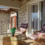 Gorgeous Home In Nedescina Ferienhaus