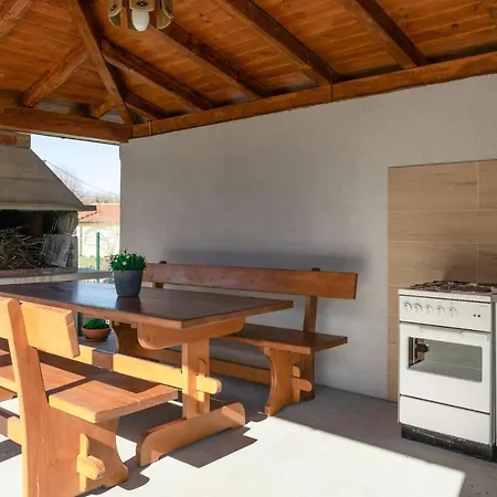 Gorgeous Home In Nedescina בית נופש