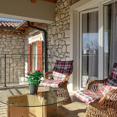 Gorgeous Home In Nedescina בית נופש