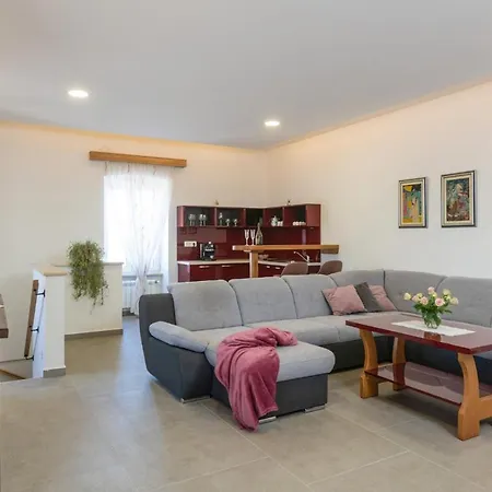 בית נופש Gorgeous Home In Nedescina *