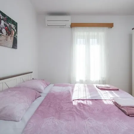 Gorgeous Home In Nedescina בית נופש