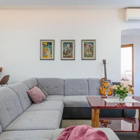 בית נופש Gorgeous Home In Nedescina Nedeščina